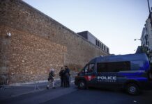 Маж се заканувал со нож на железничката станица во Париз, полицијата го онеспособи