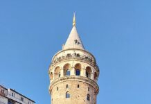 Хотелот во историскиот дел на Истанбул во кој престојувале туристите кои починаа од труење со храна е евакуран