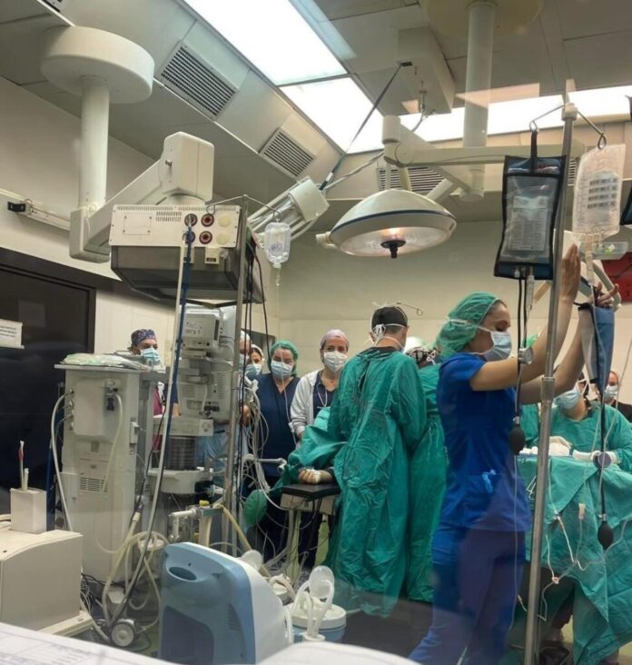 hirurska-sala-operacija-lekari-973x1024