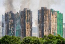 Очајнички се бараат преживеани по пожарот во Хонг Конг: Реновирањето на облакодерите контроверзно уште на стартот!