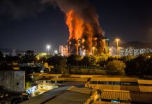 Расте бројот на жртви во пожарот во Хонг Конг: Не се знае колку луѓе се заробени во облакодерите/ВИДЕО