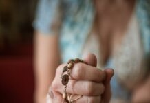 Бран прифаќање на христијанството во Иран: Владата ги апси тие граѓани, им ги одзема децата и ги праќа во затвор