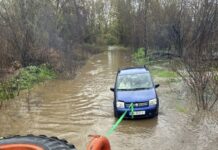 Пчиња се излеа кај Пелинце, извлечени две лица што со автомобил заглавиле во надојдената вода
