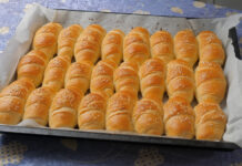 Како да го одржите тестото меко и свежо со денови: Применете го трикот на професионалните пекари, додадете ги овие 2 заборавени состојки