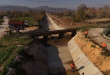 Во напредна фаза се изградбата на потпорни ѕидови и уредувањето на коритото на реката Мала Рада