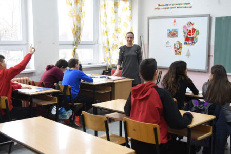 Ќе расте ли новата генерација без Зоки Поки, Орхан, Касни-порасни, Шекерна приказна…?