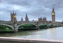 Москва тврди: Велика Британија подготвува удар врз Трамп поради Украина