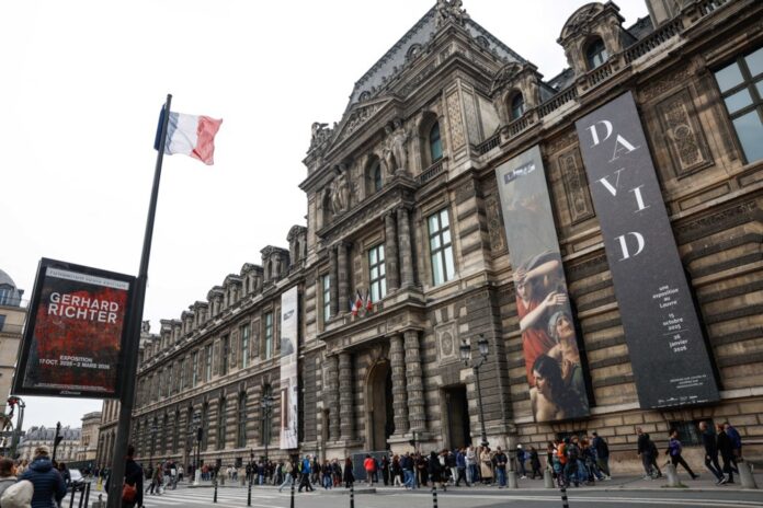 Louvre museum in Paris closed after robbery