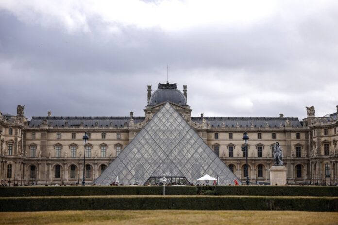 Louvre museum remains closed after robbery in Paris