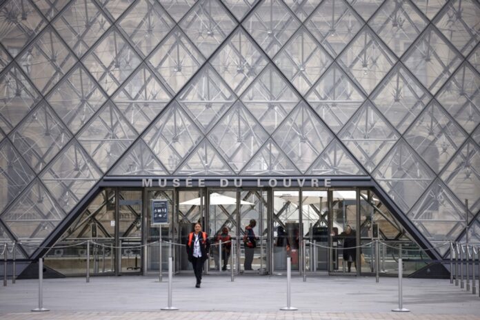 Louvre museum remains closed after robbery in Paris