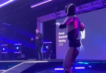 Маск рече дека неговиот хуманоиден робот ќе „ја искорени сиромаштијата“, а потоа танцуваше со него/ВИДЕО