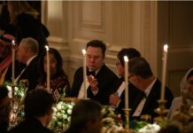 Читач од усни открива: Дали саудискиот принц е терорист, прашал Маск на свечената вечера во Белата куќа