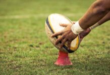 Играч со нож забоде двајца соиграчи