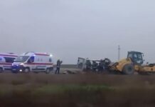 Тешка несреќа во Србија: Четири лица загинаа во судир на комбе и градежен валјак