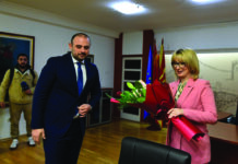 Данела Арсовска доби букет цвеќе од Орце Ѓорѓиевски на примопредавањето на функцијата