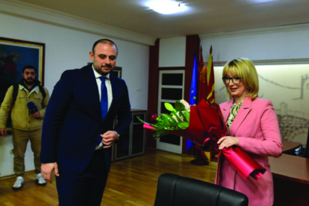 Данела Арсовска доби букет цвеќе од Орце Ѓорѓиевски на примопредавањето на функцијата