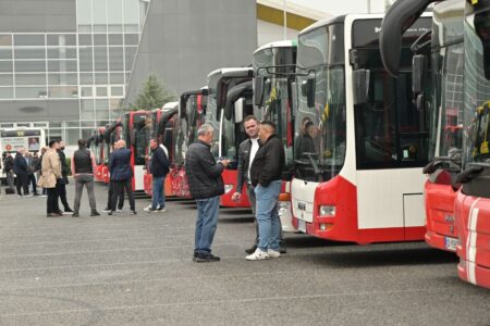 55 од понеделник и уште 20 приватни автобуси до Нова година по скопските улици / Фотогалерија