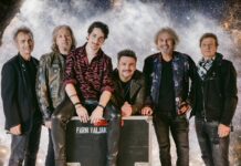 Со новиот албум „Велат, пчелите умираат“ и со новиот пејач, Игор Дрвенкар – „Парни ваљак“ го слави својот 50. роденден