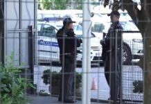 Хрватската интервентна полиција спречи маскирани мажи да влезат во Српскиот културен центар во Загреб