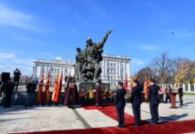 Положено свежо цвеќе на Партизанските гробишта во Бутел и пред споменикот на ослободителите кај зградата на Владата