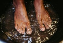 Старите знаеле, сѐ почнува од стапалата: Потопете ги во овој раствор и за 20 минути организмот ќе се исчисти од тешките токсини