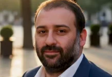 Во центарот на корупциски скандал, избегал пред претресот: Кој е Тимур Миндич, близок пријател и соработник на Зеленски?