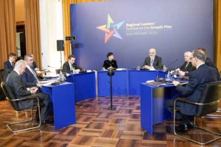 САМИТ НА ЛИДЕРИТЕ ОД ЗАПАДЕН БАЛКАН ВО ТИРАНА, МАКЕДОНСКИОТ ПРЕМИЕР БАРА ДА СЕ ОЦЕНУВААТ РЕФОРМИТЕ: Патот кон ЕУ низ дела, не низ блокади – Македонија чека правичен пристап