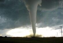 Најмалку шест лица настрадаа, а повеќе од 400 се повредени во торнадо што ја зафати бразилската држава Парана/видео