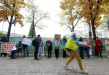 Киев подготвува пеколен план за украинските бегалци, тврди Захарова