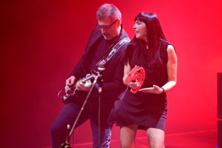 „Врати на имагинација“ на групата „Ареа“ отсвирен во „СЦ Јане Сандански“: Ружица Брчиоска пренесе рок-енергија и порака со свежина без рок на траење /ФОТОГАЛЕРИЈА