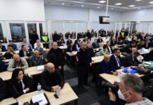 „Тато, те молам спаси ги!“ – девојчиња фатени на решетки молеле за воздух