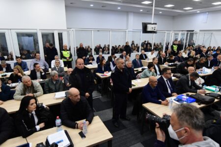 „Тато, те молам спаси ги!“ – девојчиња фатени на решетки молеле за воздух