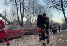 Тешки спасувачки операции во Тернопол по рускиот напад: Најмалку 26 загинаа, десетици се повредени, а 22 се водат за исчезнати