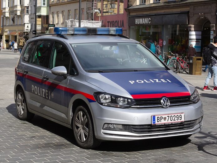 VW_Touran_II_Polizei_Österreich_(Innsbruck)