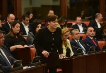 Опозицијата бара повисоки плати, власта го стега ременот