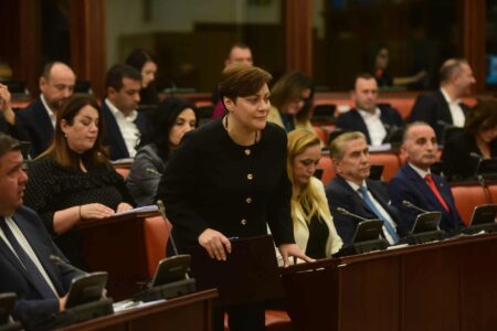 Опозицијата бара повисоки плати, власта го стега ременот