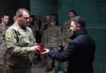 Зеленски се фотографираше покрај нацистички симболи, го посети озлогласениот „Азов“ баталјон/ФОТО/ВИДЕО