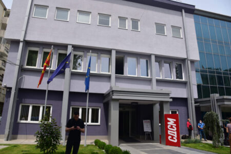 ПОЧНА ПРЕСТРОЈУВАЊЕТО ВО РЕДОВИТЕ НА НАЈГОЛЕМАТА ОПОЗИЦИСКА ПАРТИЈА: Нов почеток или очајнички потег – Филипче тргна со промени во партијата!