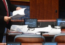 ИСКРИЧЕЊЕТО МЕЃУ ВМРО-ДПМНЕ И ЗНАМ ОТКРИ ДО КАДЕ СМЕ СО РЕФОРМСКИТЕ ЗАКОНИ: Владината процедура заглави најмалку 14 закони