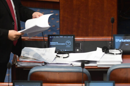 ИСКРИЧЕЊЕТО МЕЃУ ВМРО-ДПМНЕ И ЗНАМ ОТКРИ ДО КАДЕ СМЕ СО РЕФОРМСКИТЕ ЗАКОНИ: Владината процедура заглави најмалку 14 закони