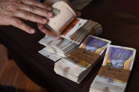 Просечните плати во Агенцијата за пошти тежат 2 илјади евра!