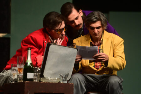 ВЕЧЕР ексклузивно на проба на „Болва в уво“: Колоритно, динамично, разиграно, комично; Синиша Евтимов ја оживува култната претстава во Драмски