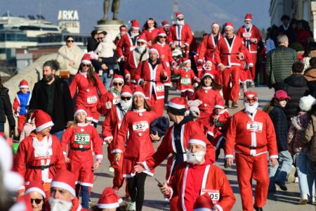 Во форма за Нова Година: Традиционална, 11-та Дедомразовска трка на плоштад „Македонија“/ФОТОГАЛЕРИЈ