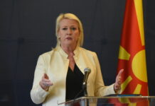 Трамп разрешува 30 амбасадори, меѓу нив и Анџела Агелер