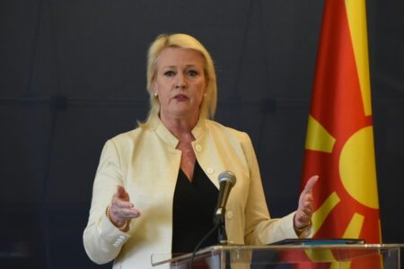 Трамп разрешува 30 амбасадори, меѓу нив и Анџела Агелер