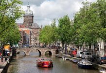 Туристите во Амстердам трошат помалку пари: Претпочитаат прошетки покрај каналите наместо вечера во ресторан