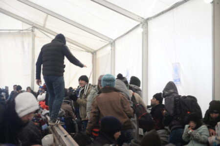 ИНЦИДЕНТ НА МИГРАНТСКАТА МАРШРУТА НИЗ МАКЕДОНИЈА: Мигранти од Египет и Авганистан го демолирале кампот во Табановце