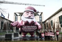 Џиновски Дедо Мраз пред просториите на германскиот канцелар: Демонстрации во Берлин против економската политика на владата