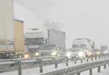 Од утрово блокирани патишта низ Србија: Снегот и мразот го парализираа сообраќајот низ земјата