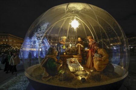 Радост, светлина и заедништво: Божиќ се слави од Витлеем до Пекинг/ВИДЕО